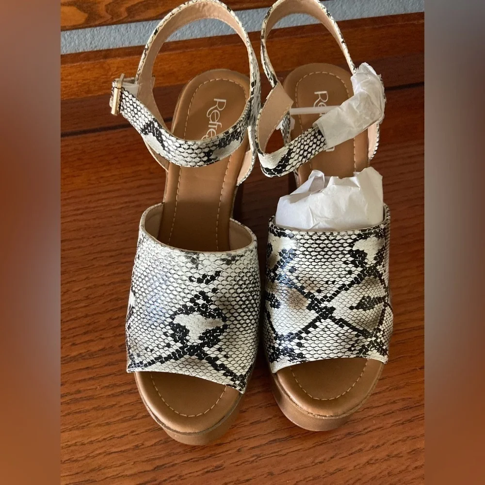 REFRESH Black & White Snake Embossed Rebeca Wedge Sandal Size 8 1/2 Women NWB